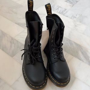 Dr. Martens Air Wave 1460 11821 Boots
